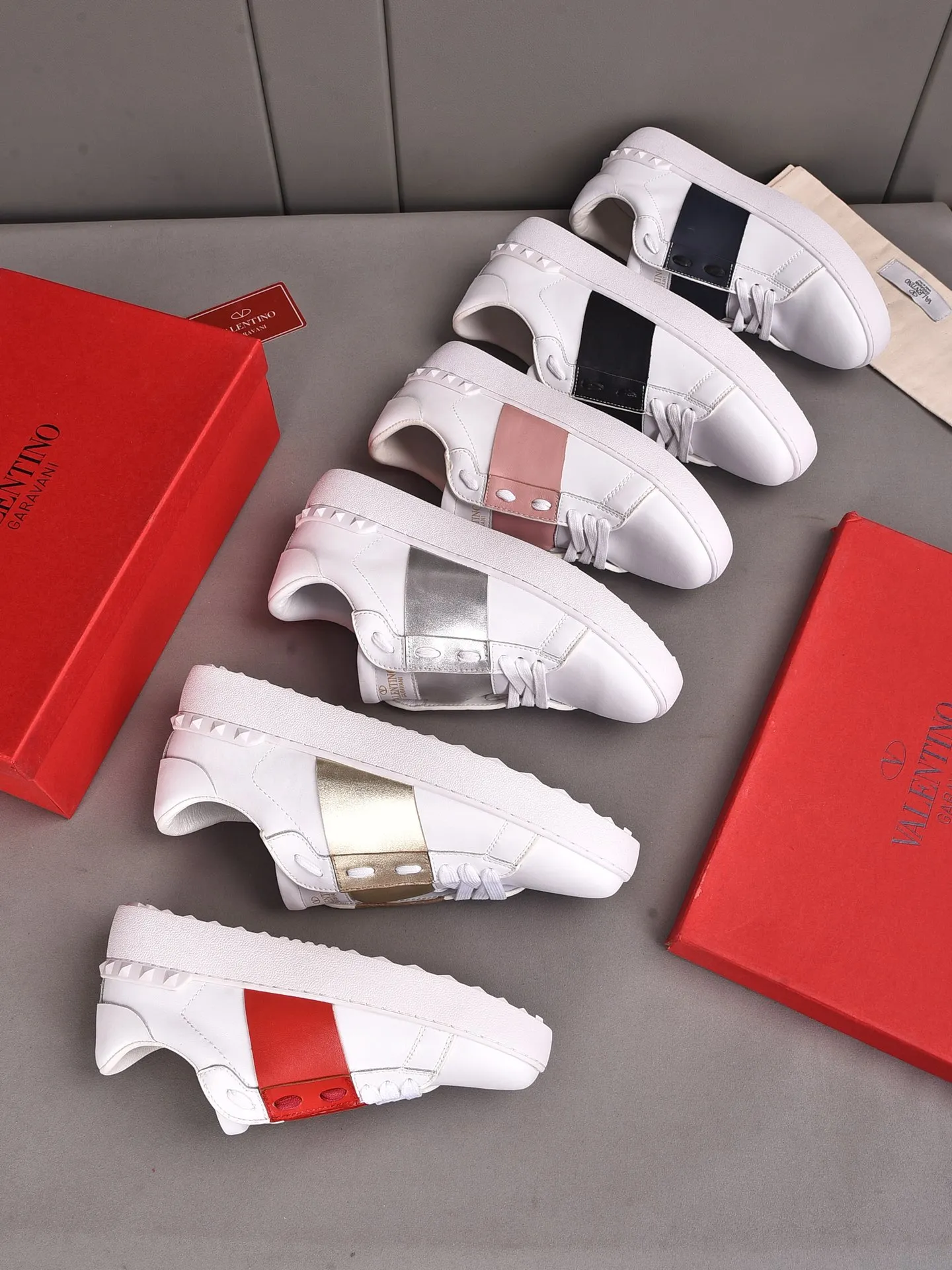 Men's shoes 440💰 (men and women couples) Valentino classic color matching series casual shoes. Made with heavy craftsmanship, good products pay attention to every detail. A must-have trendy item that can be worn all year round, it has been worn by many celebrities and Internet celebrities~~Imported cowhide surface, unique design concept, sheepskin lining, counter quality. Women’s clothing 35-40. Men’s clothing 39-44, 45-46 (returns and exchanges are not supported for custom-made items)
